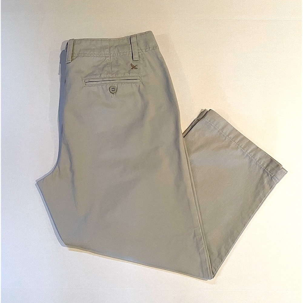 Eddie Bauer twill Capri pants. Beige. Size 10.
